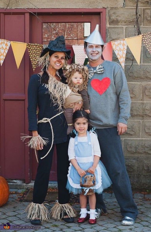 http://www.costume-works.com/wizard-of-oz-family9.html