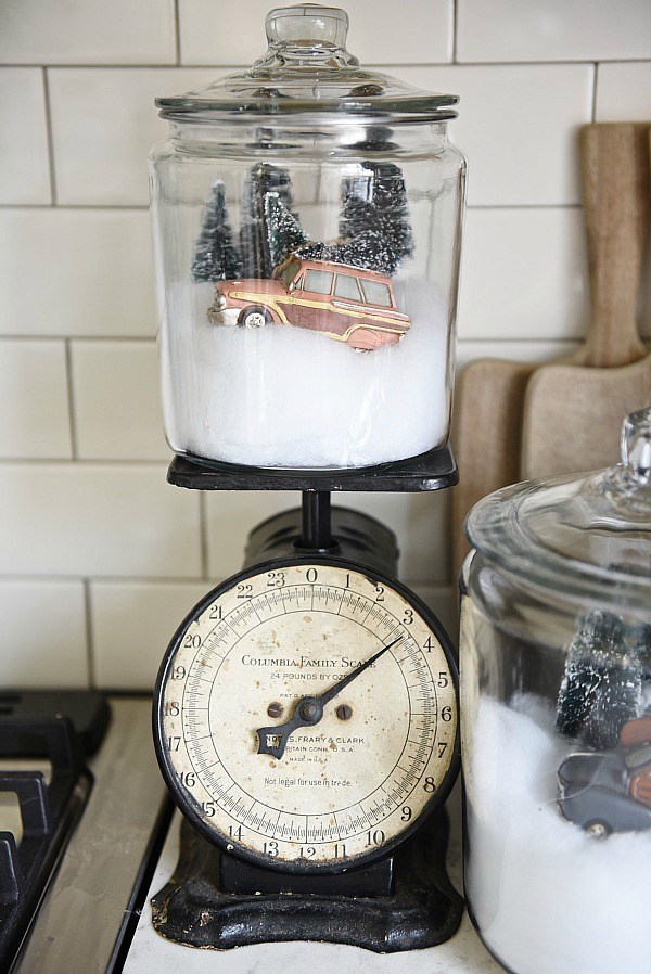 http://www.lizmarieblog.com/2015/12/diy-snow-globe-jars/