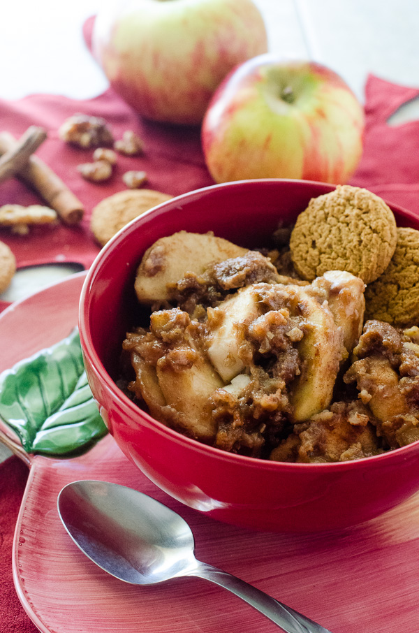 Slow Cooker Apple Gingerbread Crumble