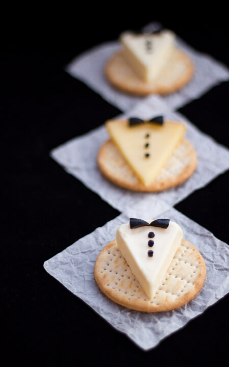 http://kitchenmason.com/2014/12/28/tuxedo-cheese-crackers/