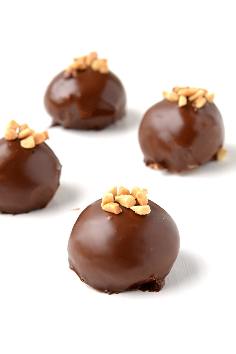 You’re going to LOVE these gorgeous caramel fudge truffles that – wait for it – are made in the microwave! That’s right! No stove top, no oven, just a bowl, a spoon and a microwave.
