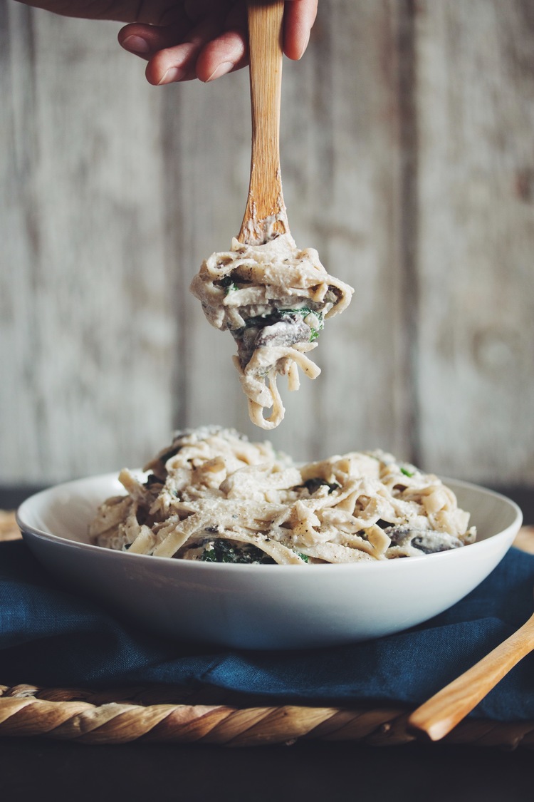 This Alfredo Pasta is guilt-free with a creamy vegan alfredo sauce made with cashews, white wine and the added punch of flavorful mushrooms!
