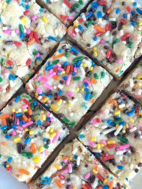 Soft, super sweet, white chocolate, funfetti cake mix, and a healthy dose sprinkles make these Funfetti Gooey Cake Bars a big hit! They are only 6 ingredients and super simple to make too.