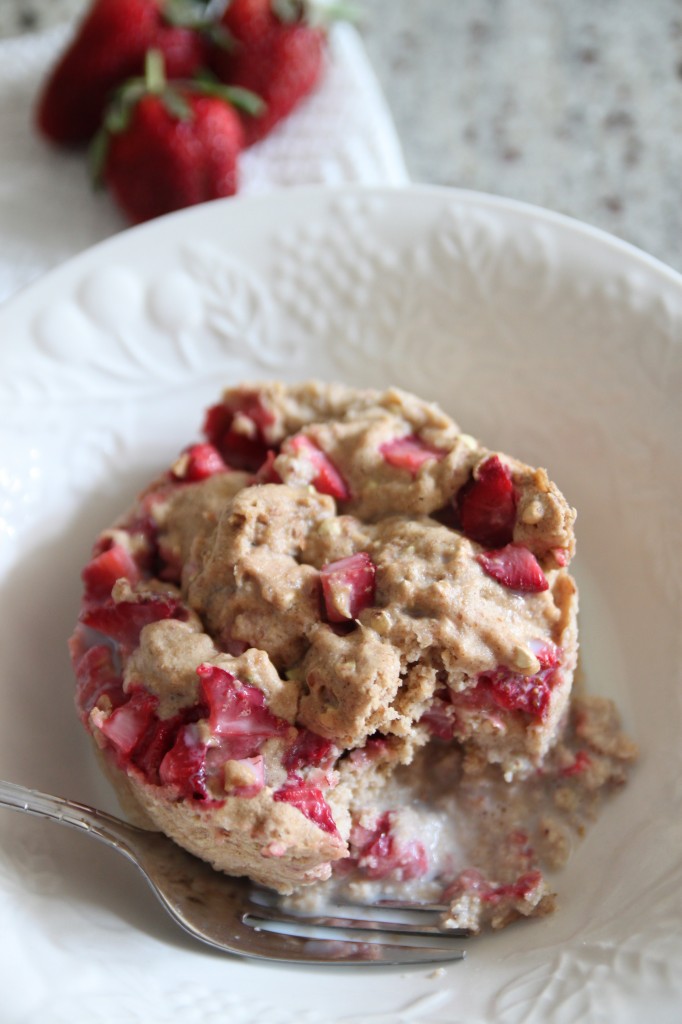This Strawberry Snack Cake is hearty and filling without being too heavy. Full of juicy berries and crunchy buckwheat.