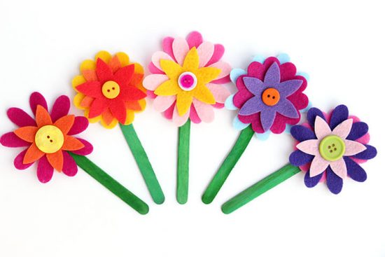 Felt Flower Bookmarks are adorable and super easy to make! A fun quick craft for kids of all ages (and grown-ups too!)!